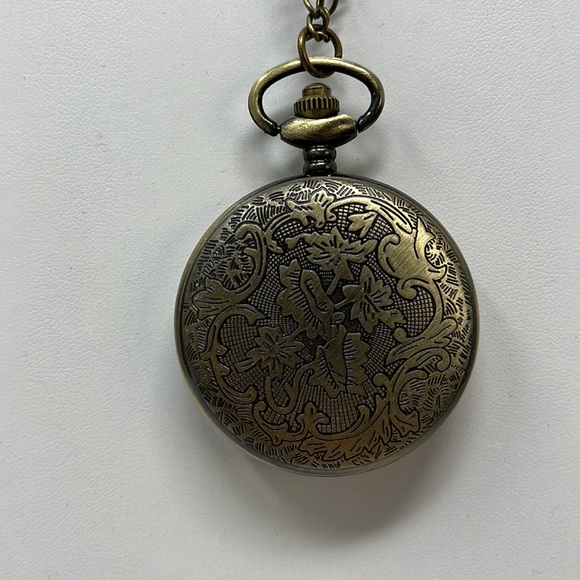 Pocket watch necklace bronze style finish with chain - Picture 3 of 5